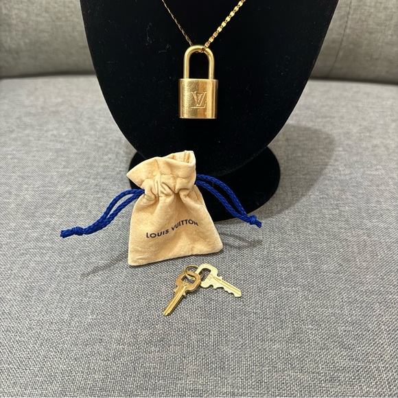 🩷Louis Vuitton Gold Padlock with Key - Picture 10 of 12